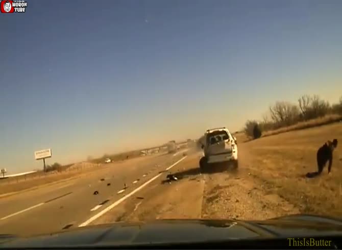 Video :Another driver on the interstate destroys a car that a police officer has stopped